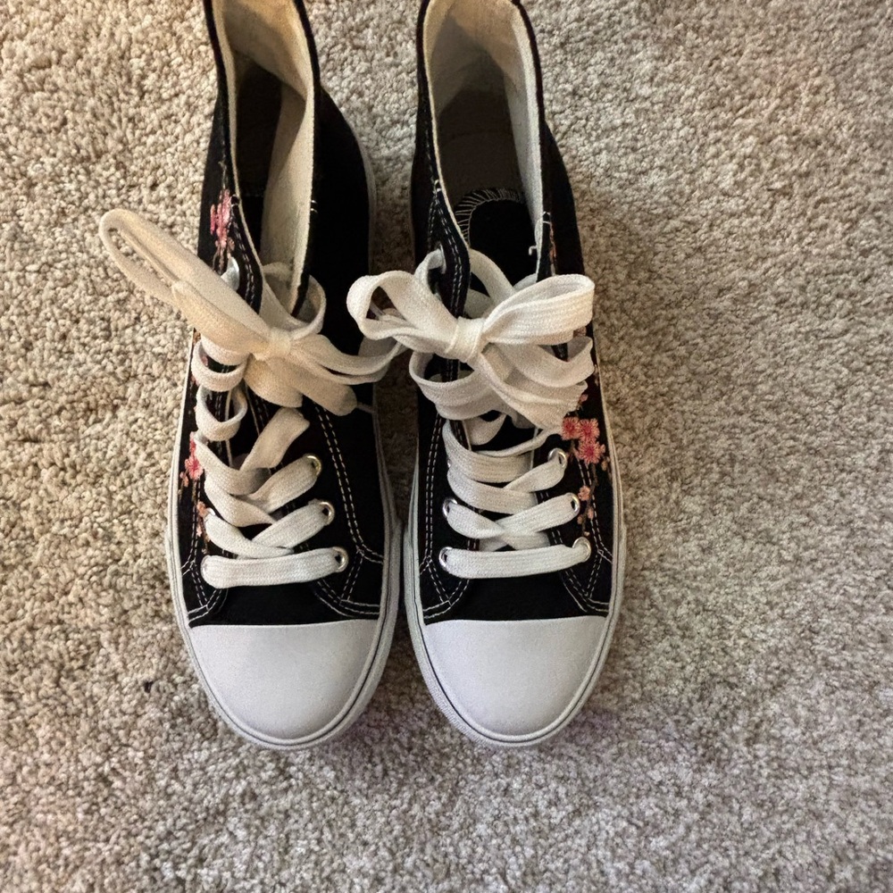 Floral Embroidered High-Top Sneakers - Picture 6 of 8